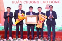 Công ty CP Môi trường và Công trình đô thị Hà Tĩnh đón Huân chương Lao động hạng Nhất