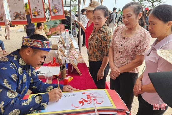 Thành tâm lễ chùa du xuân đầu năm