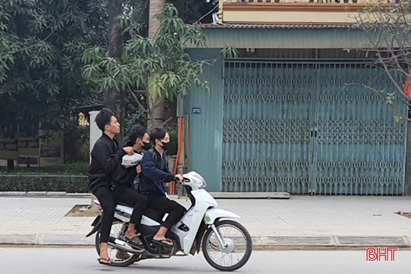 Nhiều học sinh Hà Tĩnh thản nhiên đầu trần, “kẹp ba
