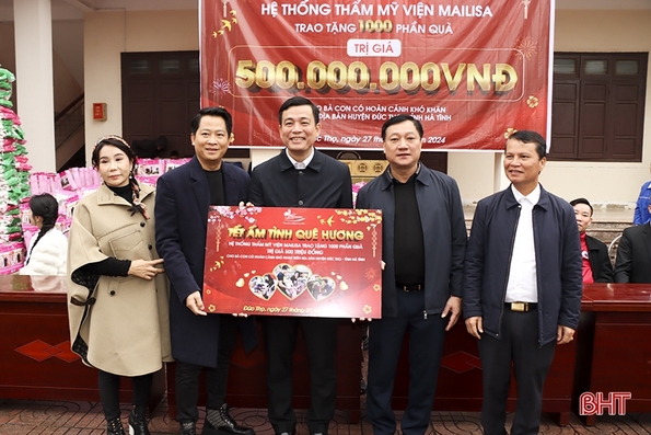 Thẩm mỹ viện Mailisa trao quà tết tại Đức Thọ
