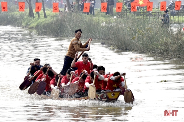 Tưng bừng lễ hội đua thuyền trên sông Minh